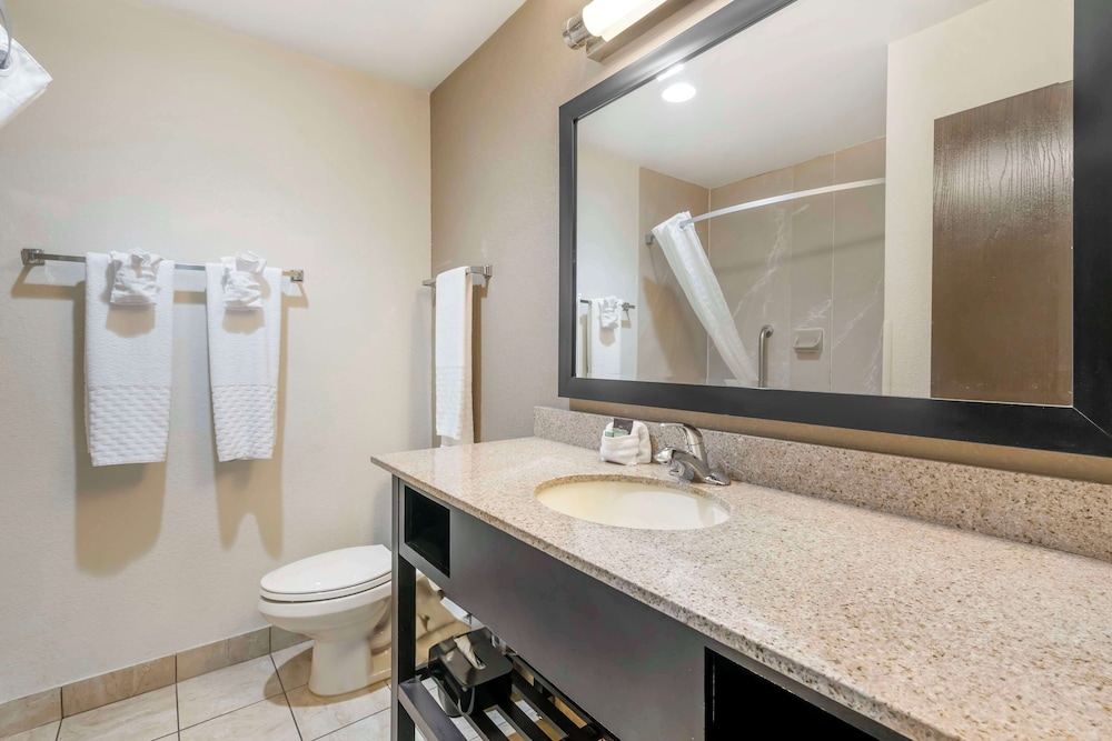 Suite, 2 Queen Beds, Non Smoking, Refrigerator & Microwave (with Sofabed) - Photo 4