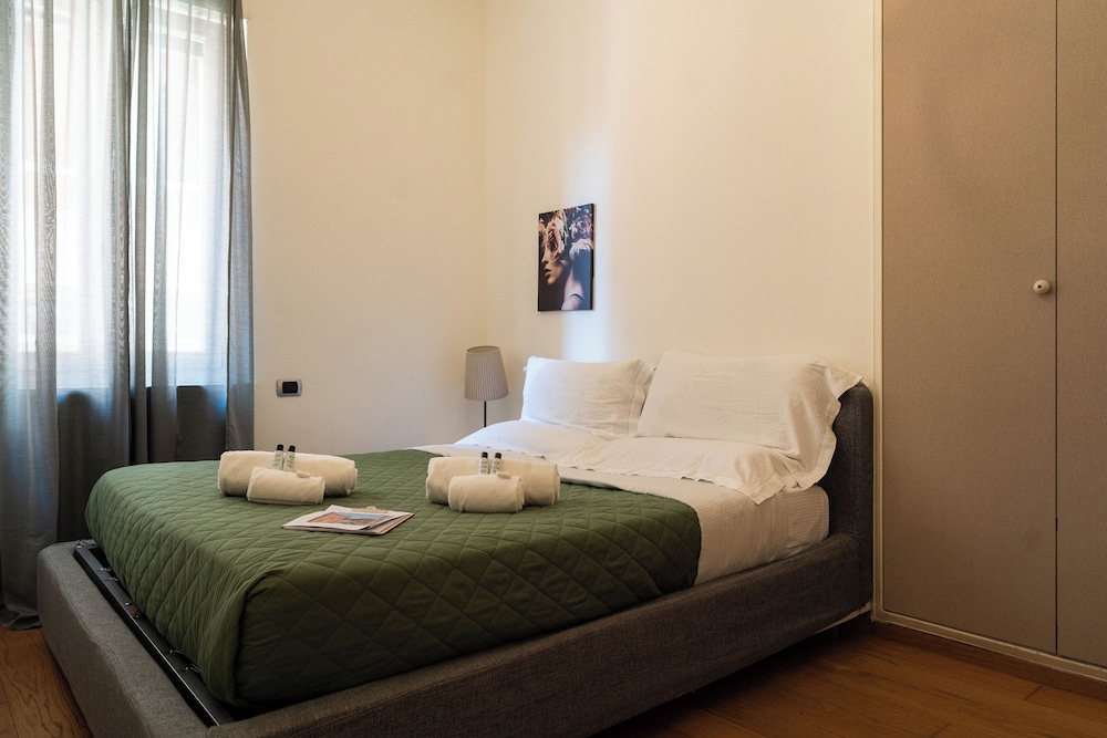 Basic Room, 1 Queen Bed, Shared Bathroom