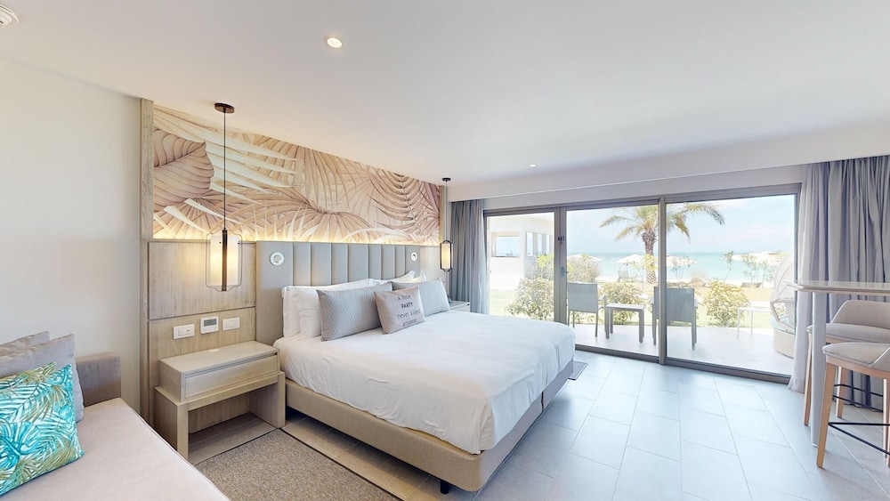 Luxury Presidential Beach Front Walkout One Bedroom Suite Diamond Club