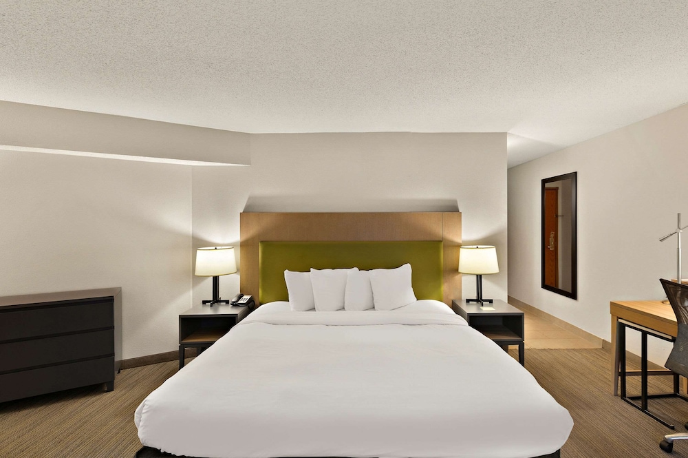 Studio Suite, 1 King Bed, Non Smoking - Photo 3
