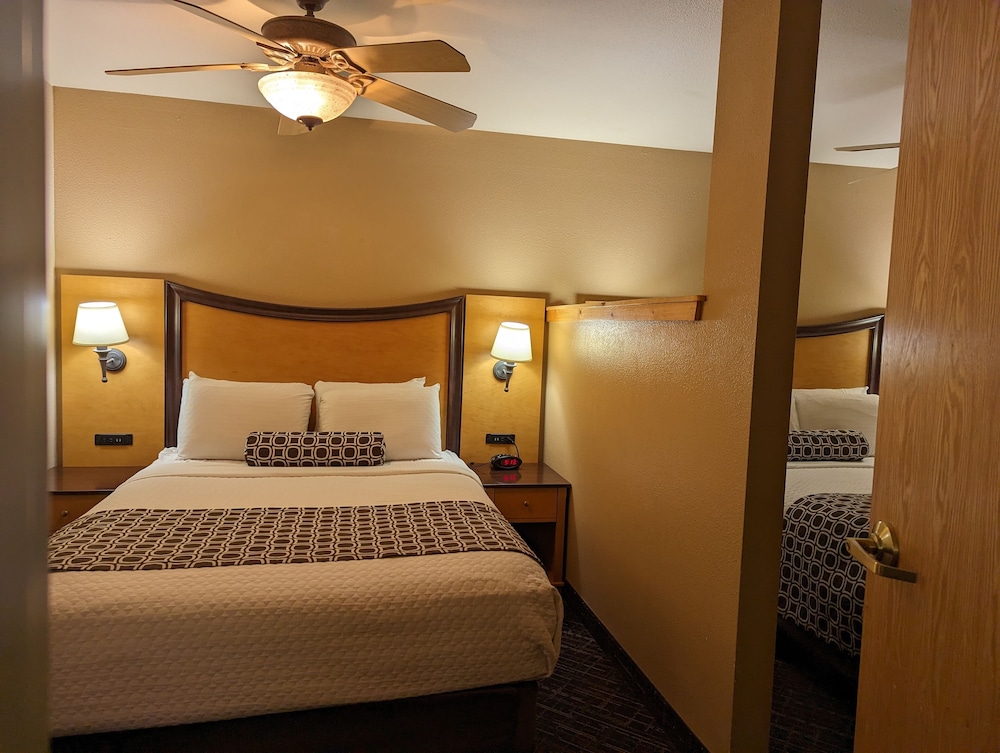 Family Suite, Multiple Beds (2 Queens) (Waterpark Hours Vary) - Photo 3