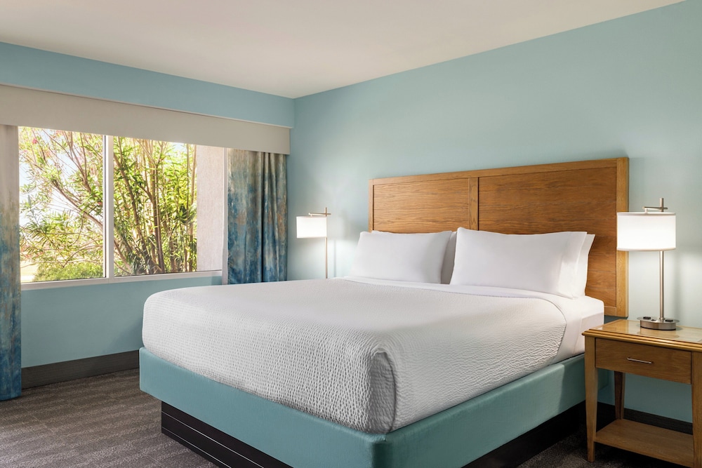 Room, 1 King Bed, Partial Ocean View - Photo 1
