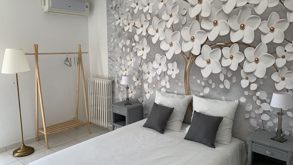 Standard Double Room, Private Bathroom - Photo 4