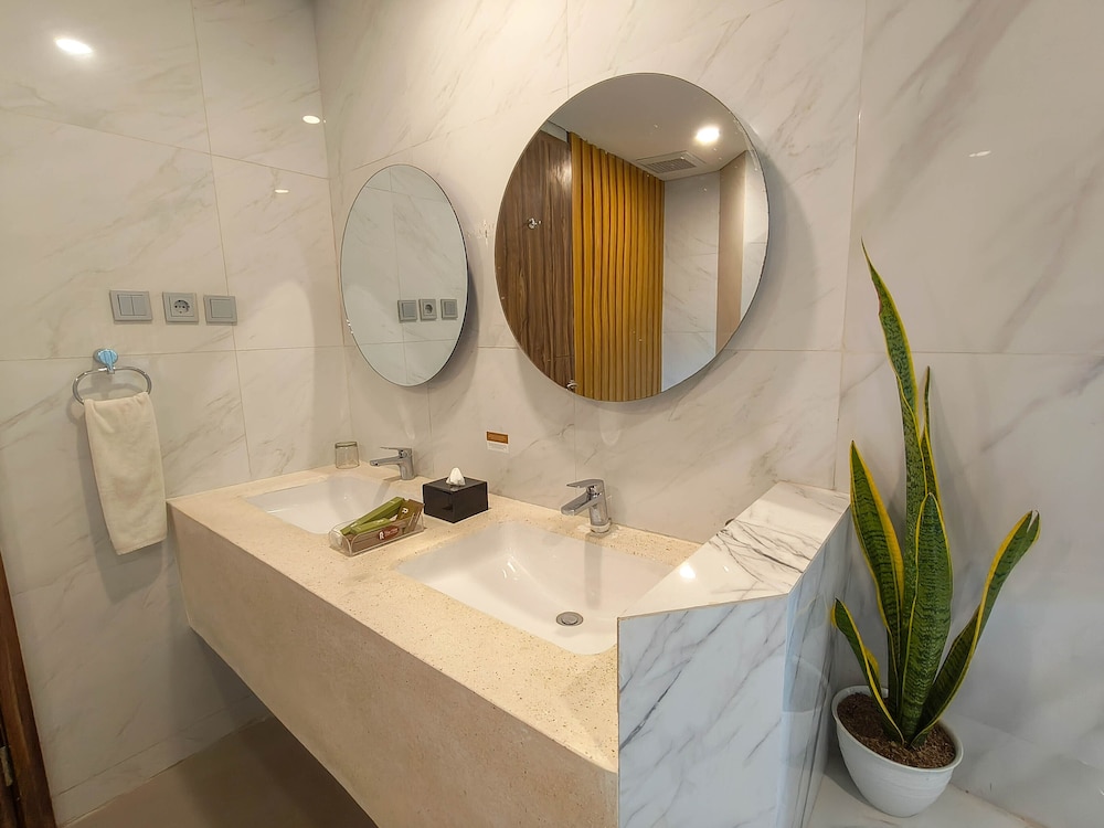 Suite Room - Photo 6