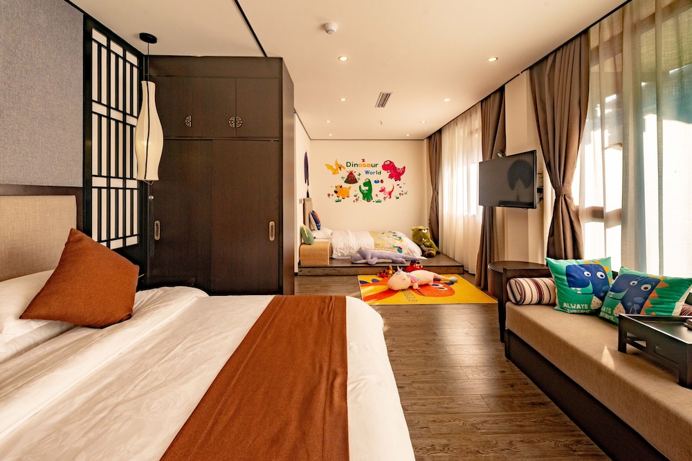 Family Room, 1 Bedroom, Ensuite, Courtyard Area photo 1