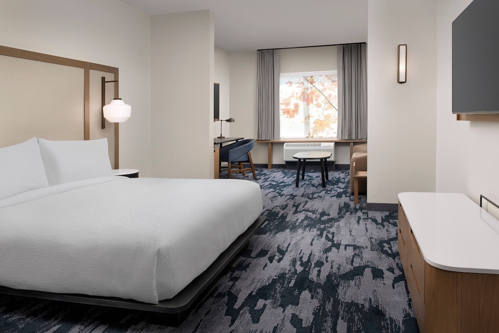 Suite, 1 King Bed with Sofa bed (Mobility/Hearing Accessible, Tub)