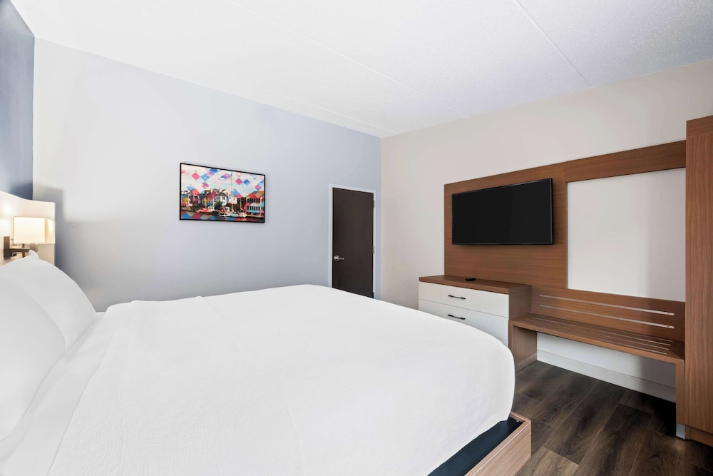 Suite, 1 King Bed, Non Smoking, Jetted Tub (Shower Only) photo 3