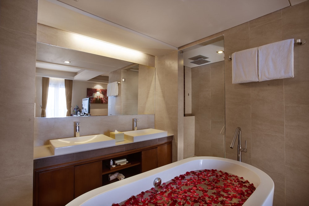 Honeymoon Suite - Photo 9
