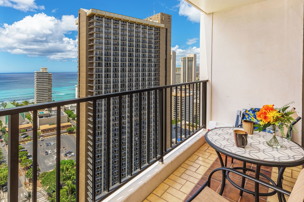 High Floor Ocean View Condo (King Bed and Parking): Condo, 1 Bedroom, Ocean View (0098) photo