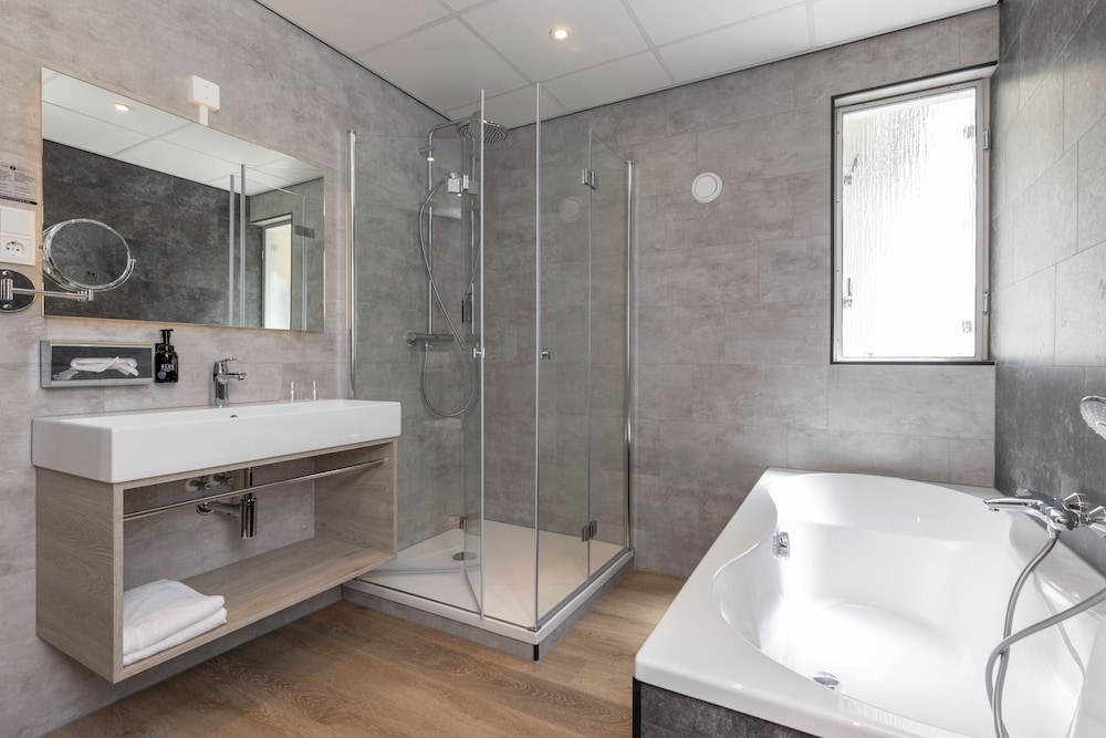 Luxury Suite - Photo 5