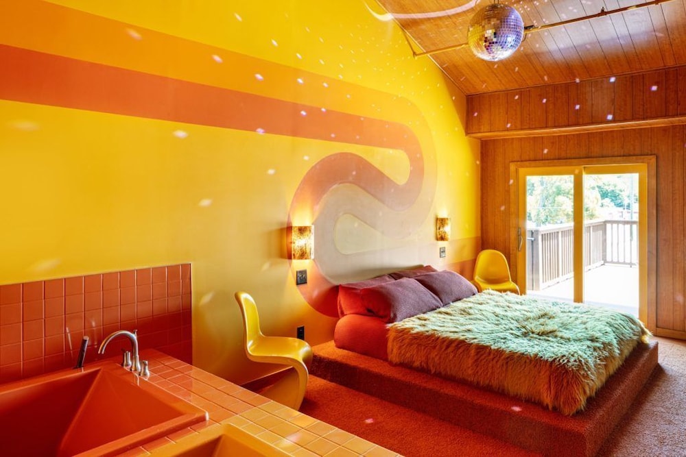 Honeymoon Suite