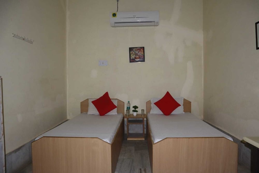 Basic Room, Patio