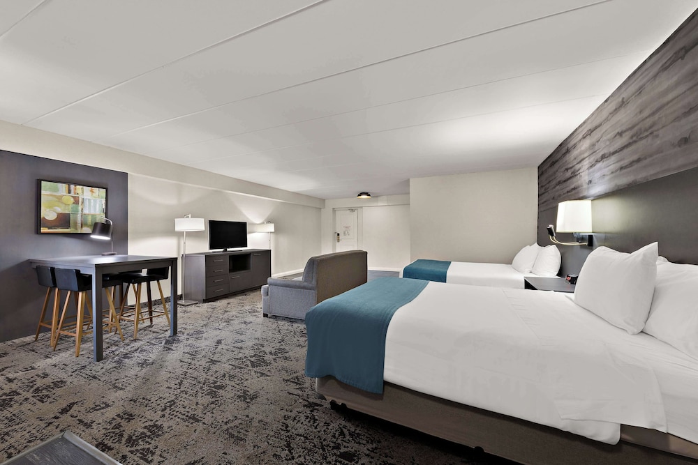Suite, 2 Queen Beds, Non Smoking, Kitchenette (Walk-in Shower;Larger Room) - Photo 4