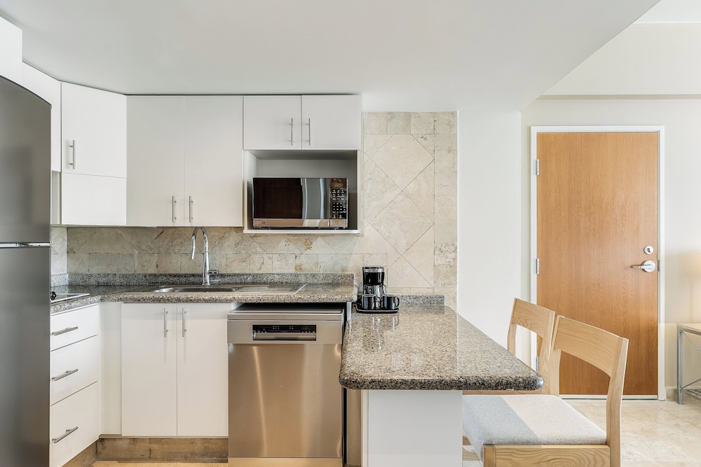 Villa Master Suite - Photo 2