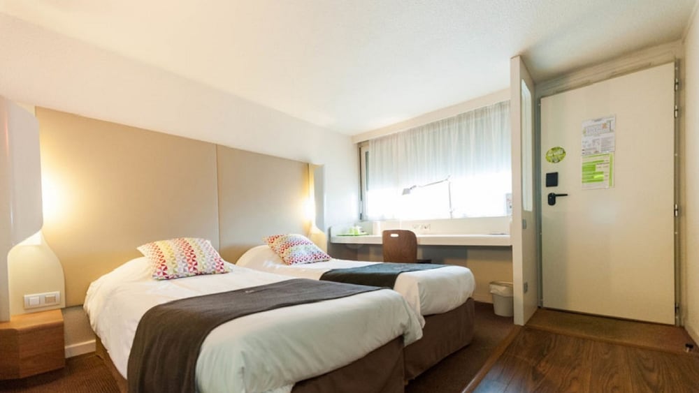 Standard Room, 2 Twin Beds - Photo 9