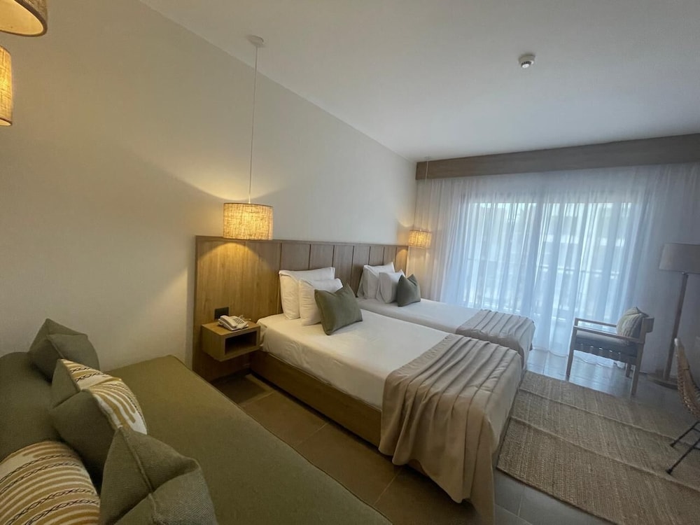 Superior Room, Pool View (Queen or Twin) photo 2