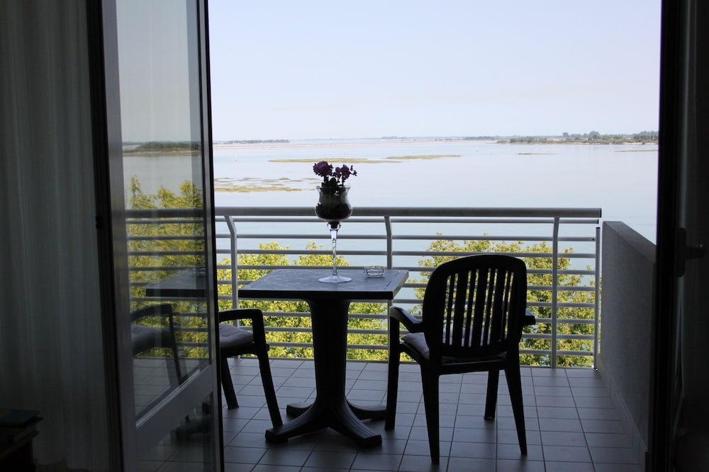 Double Room, Lagoon View (Small) photo 3