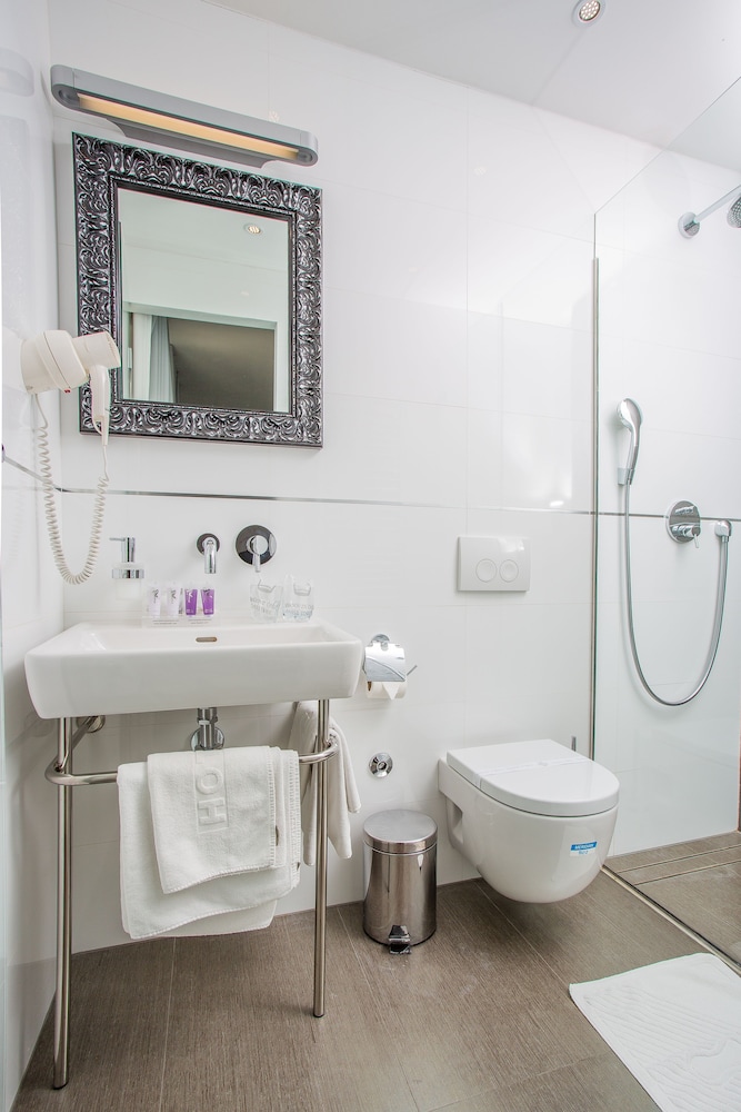 Standard Double or Twin Room, Annex Building - Photo 11