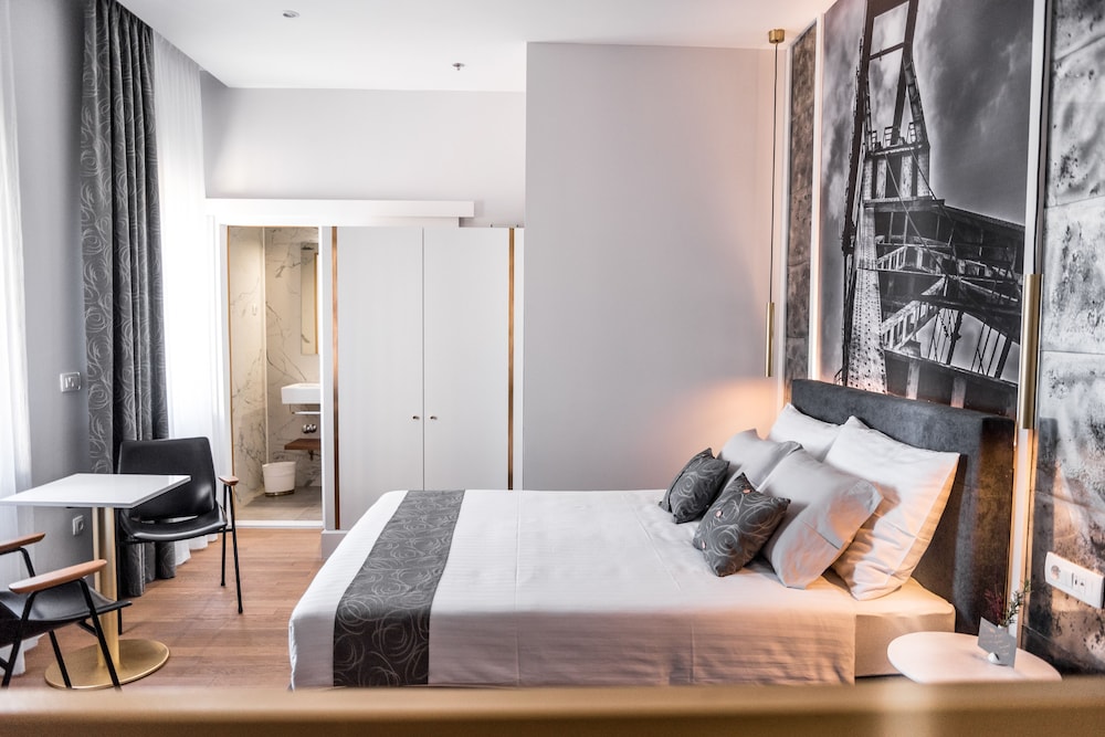 Deluxe Suite, 1 Queen Bed with Sofa bed, Sea View photo 2