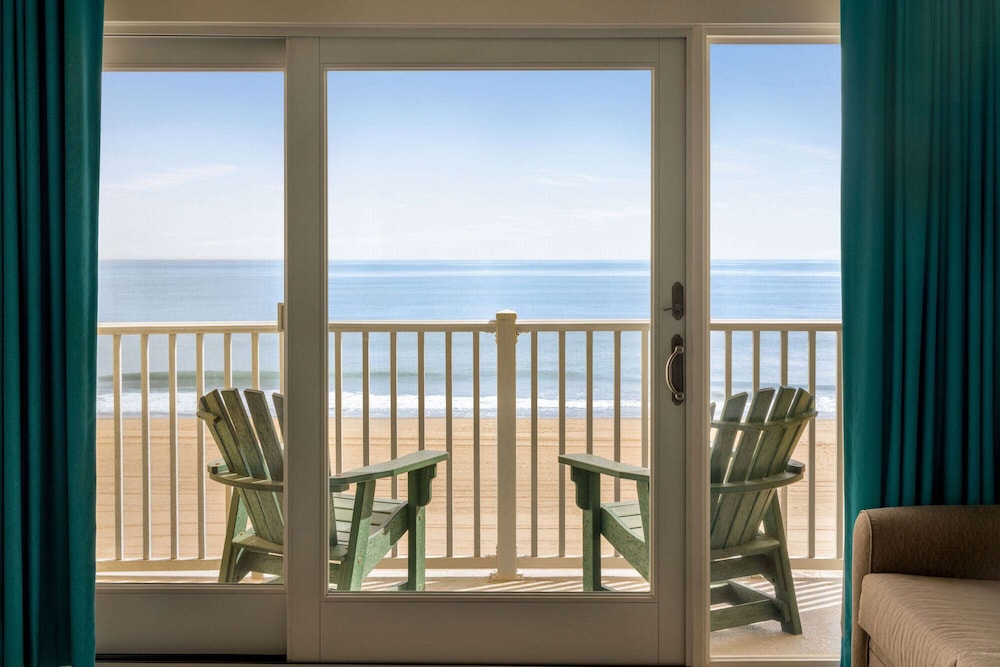 Premier Room, Oceanfront (2 Double Beds & 1 Sofa Bed) photo 3