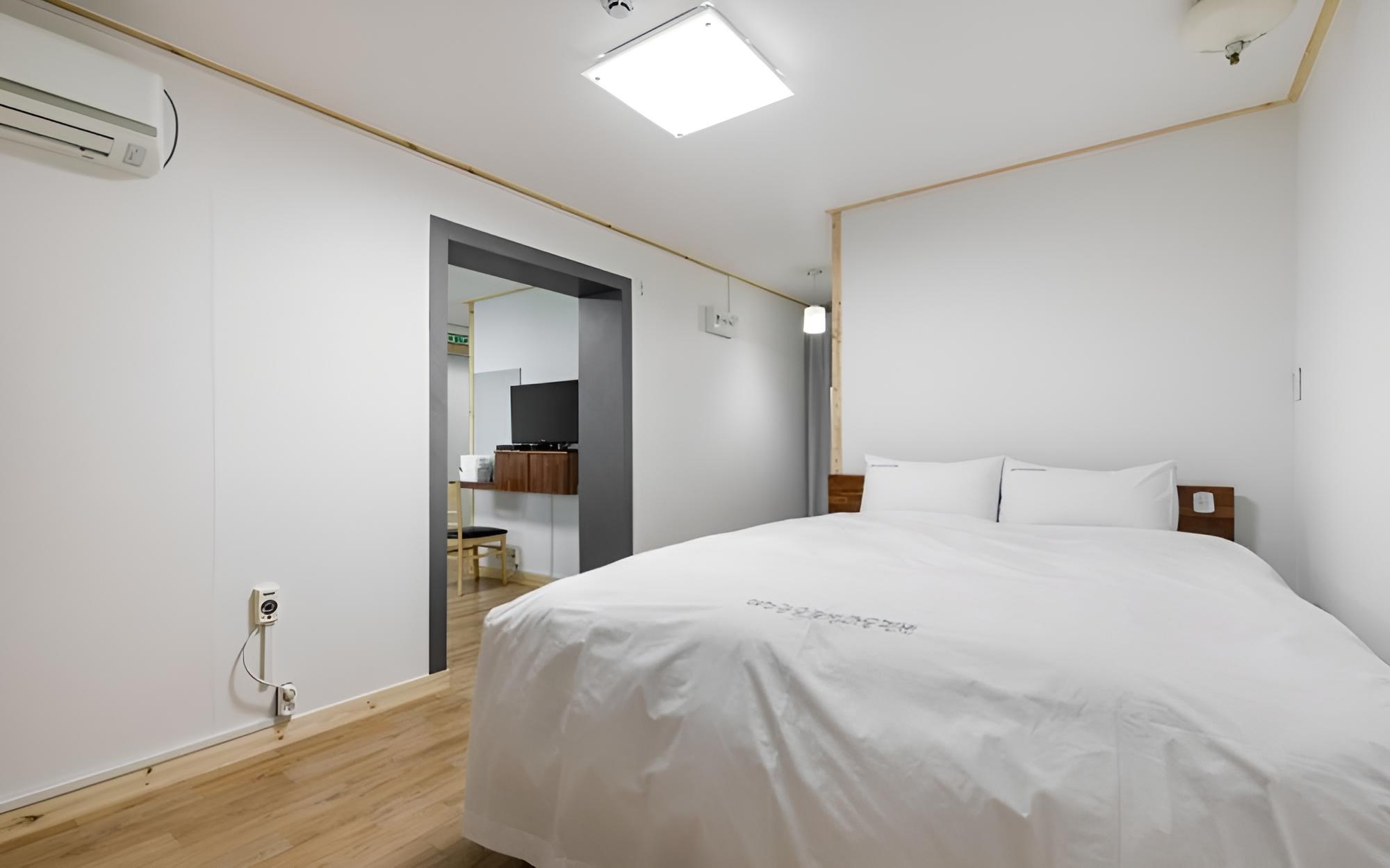 Room (Room 201) - Photo 3