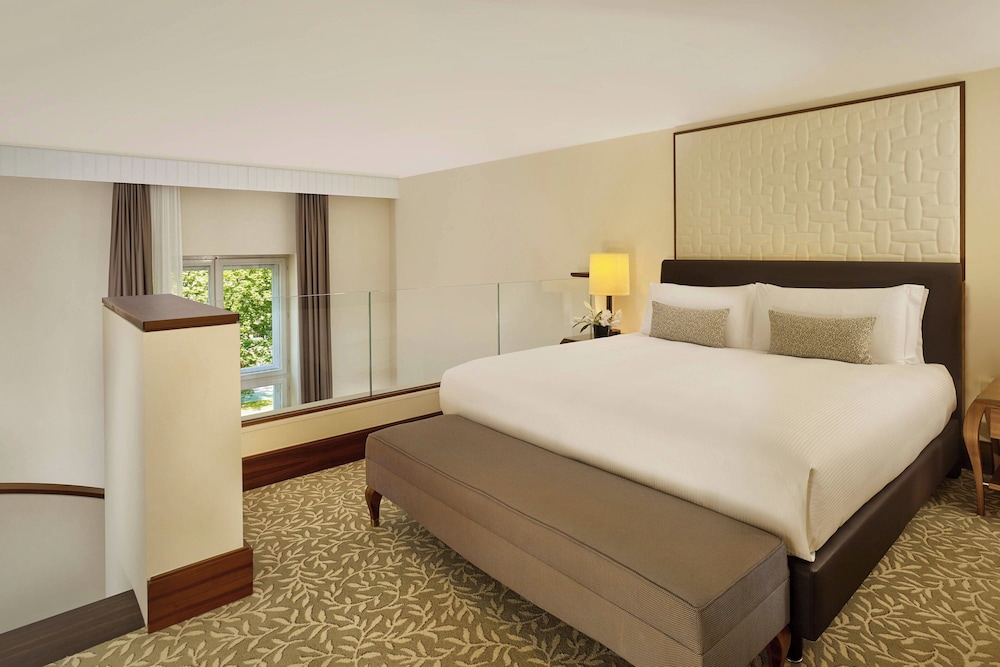 Suite, 1 King Bed (View)