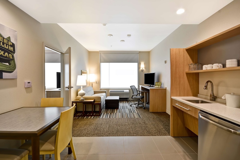 Suite, 1 Queen Bed, Accessible (Roll-In Shower) photo 3
