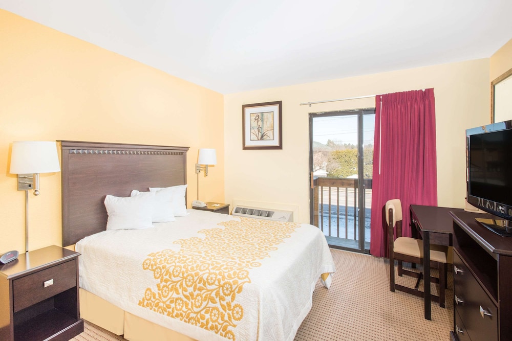 Standard Room, 1 Queen Bed, Accessible photo 1