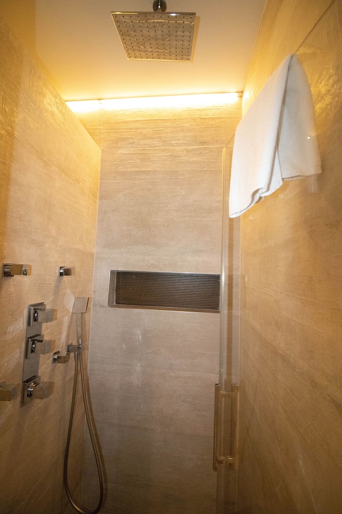Suite - Photo 8