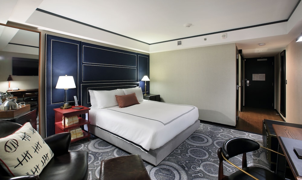 Deluxe Room, 1 King Bed, Courtyard View photo 3