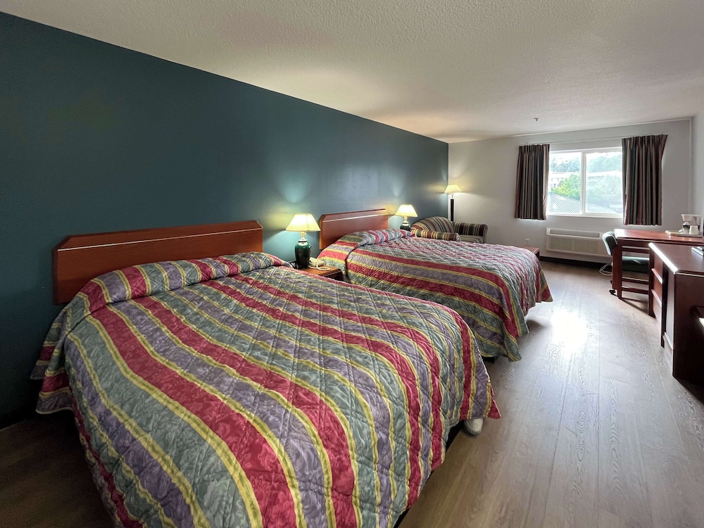 Standard Room, 2 Queen Beds, Non Smoking, Refrigerator & Microwave - Photo 6