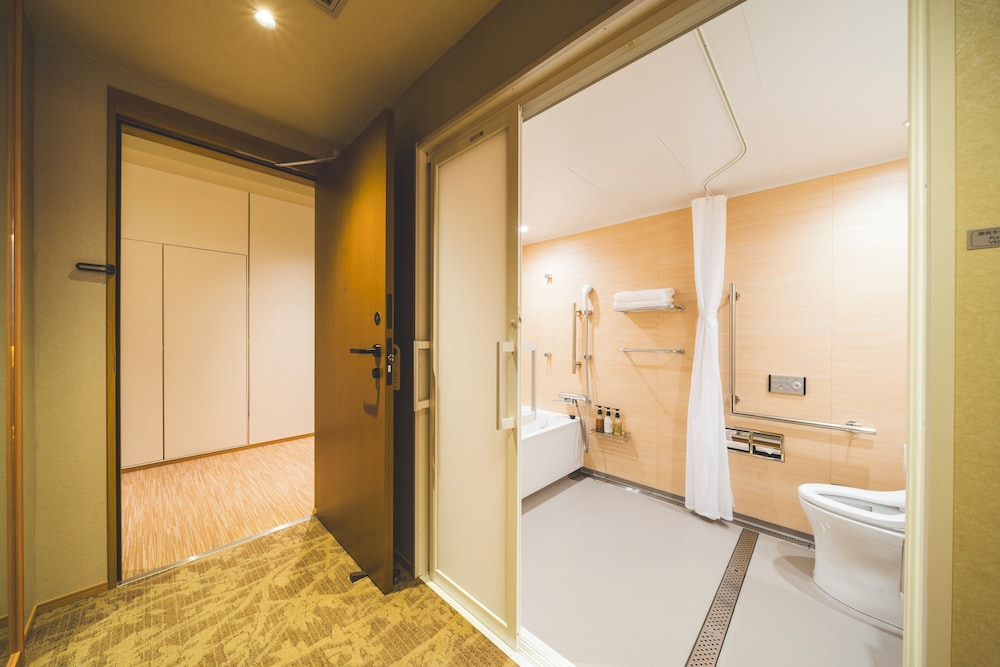 Superior Twin Room, Non Smoking (Accessible Room) - Photo 6