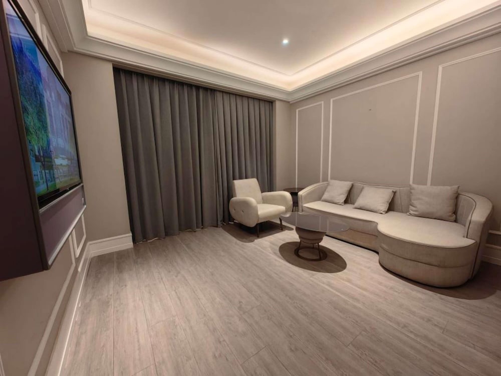 Deluxe Suite, 1 King Bed photo 3