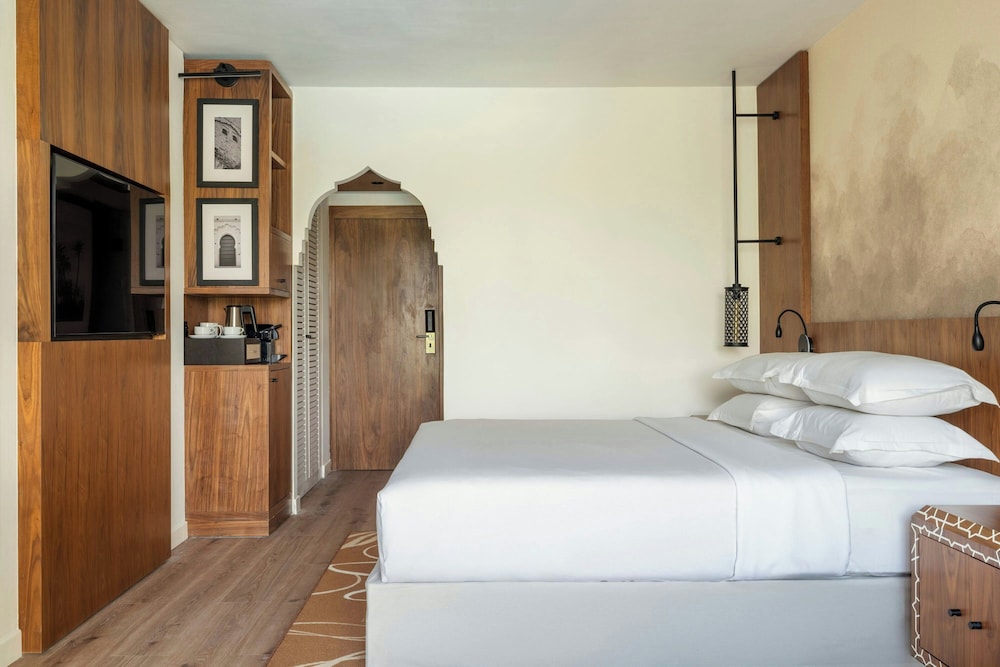 Premium Room, 1 King Bed - Photo 11