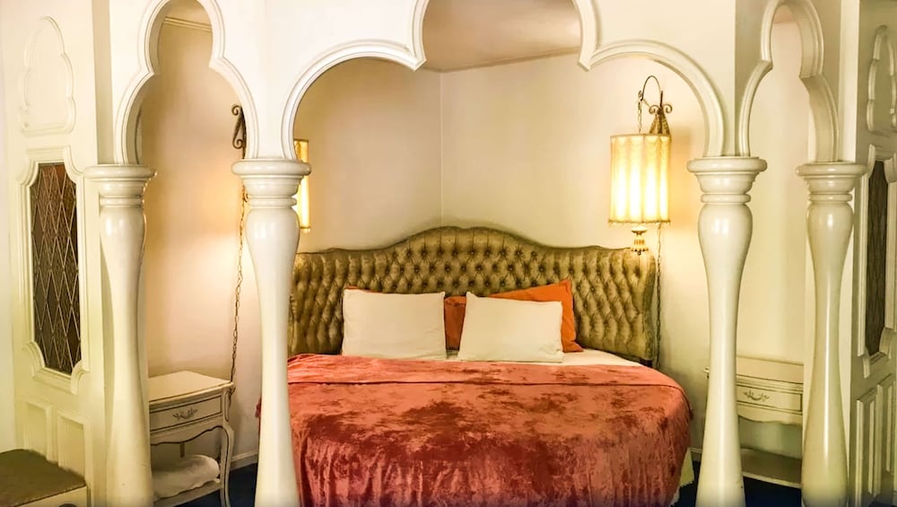 Honeymoon Suite, 1 King Bed, Non Smoking, Bathtub photo 2