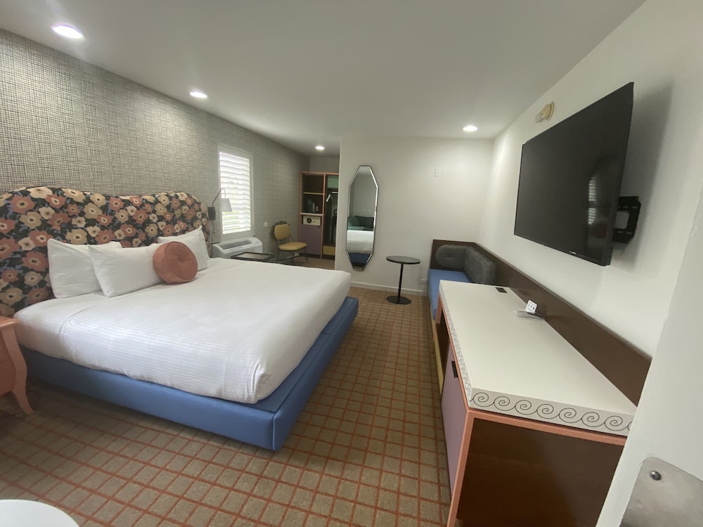 Executive Room, 1 King Bed thumbnail 5