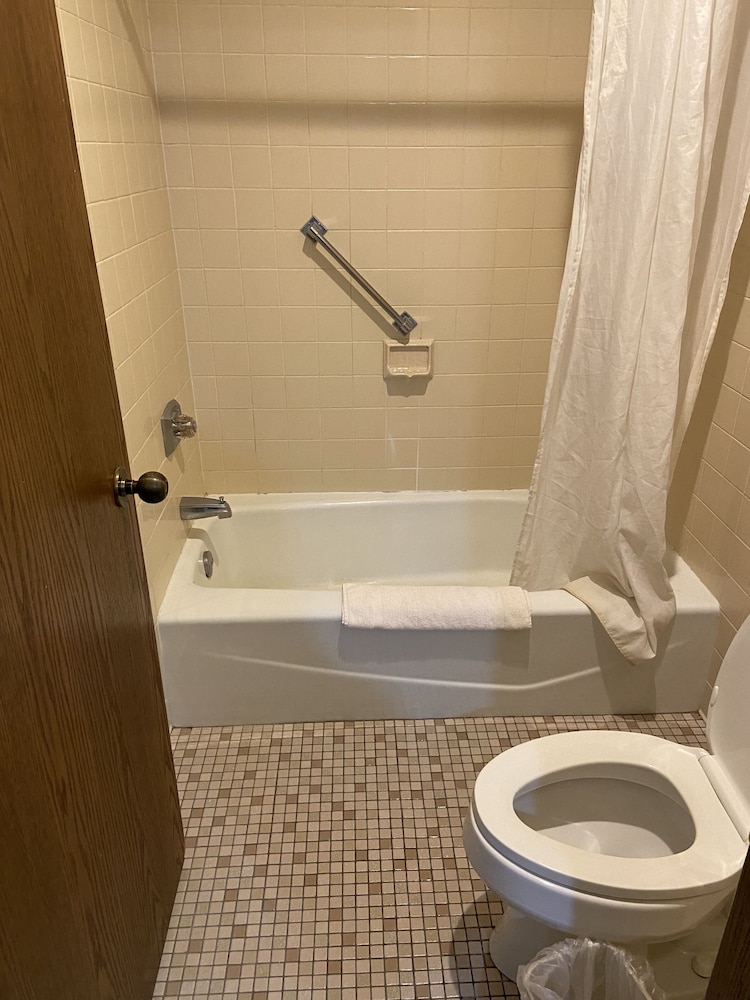 Room, 2 Queen Beds, Non Smoking (2nd Floor Only - 17 Stairs) photo 3