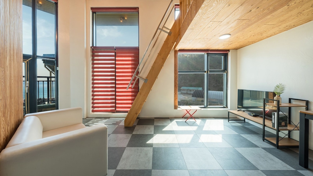 Basic Room, 1 Bedroom (Room 201 (Ocean View /BBQ))