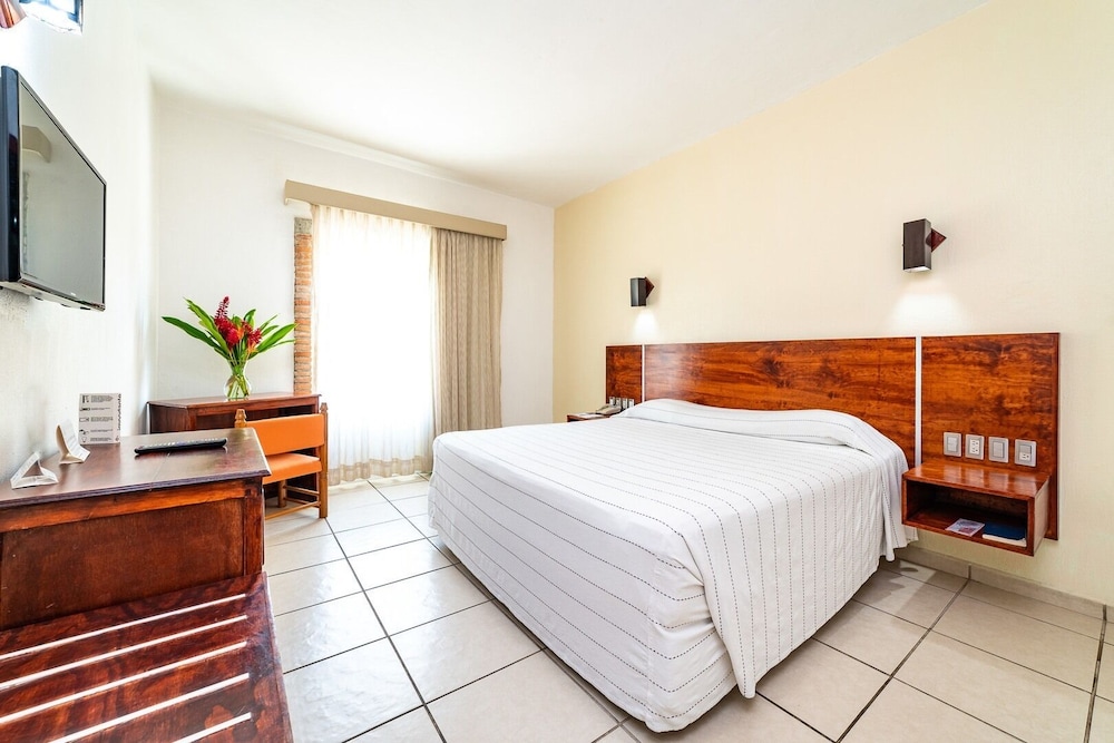 Standard Room, 1 Queen Bed - Photo 2