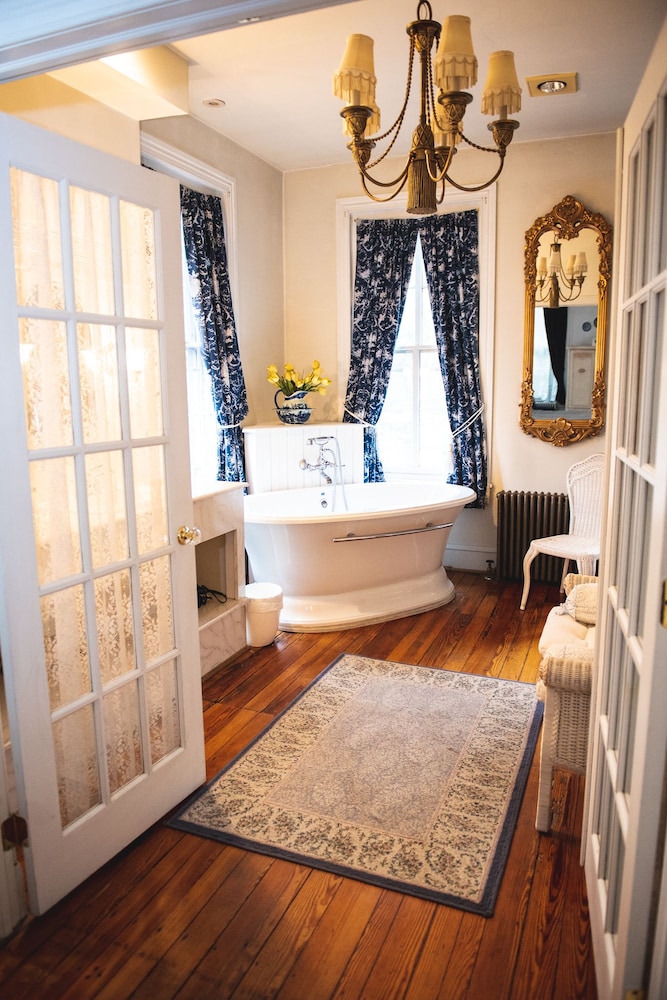 Deluxe Suite, 1 Queen Bed, Non Smoking, Bathtub photo 2