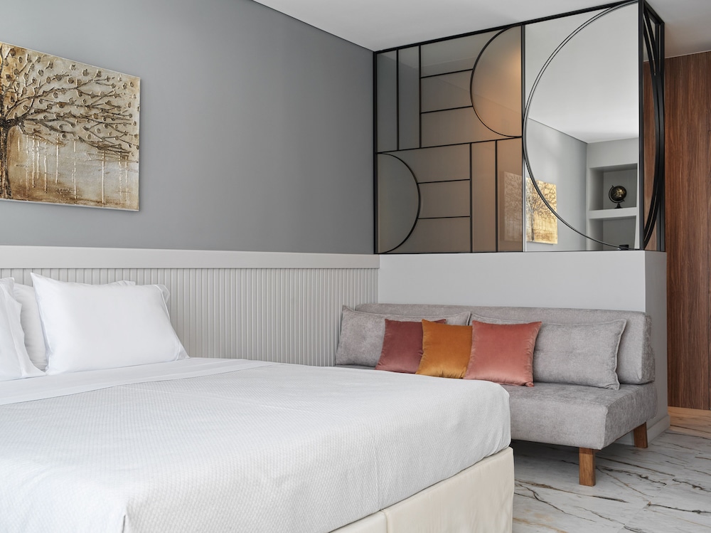Deluxe Studio Suite with Balcony photo 3