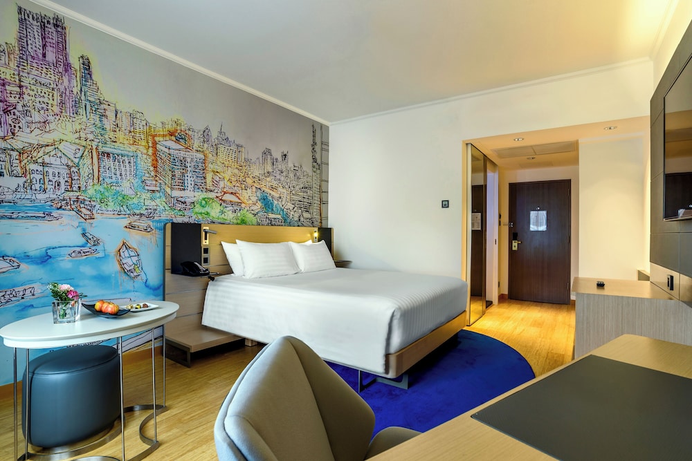 Deluxe Room, 1 Queen Bed thumbnail 5