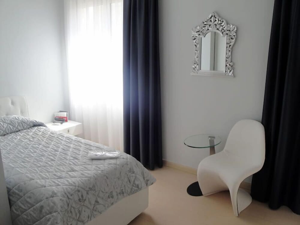 Single Room photo 2