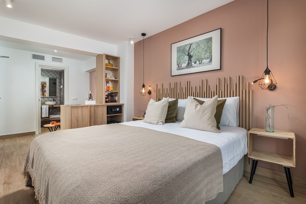 Luxury Studio Suite, Balcony, City View - Photo 3