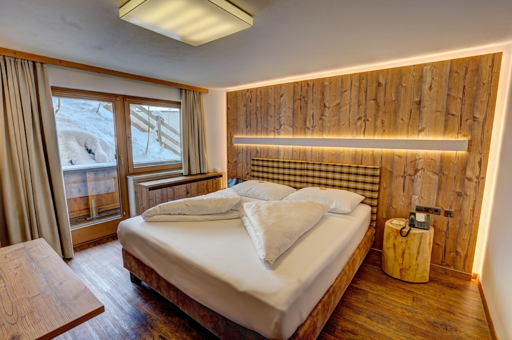 Standard Double Room, Balcony (North) photo 3