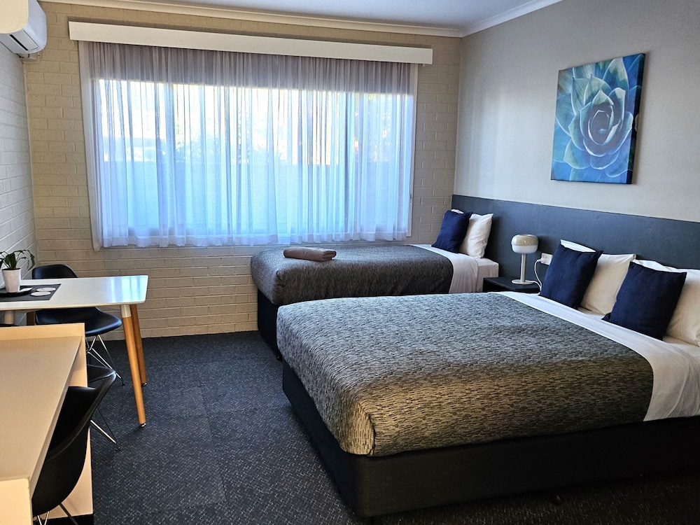 Economy Triple Room photo 2