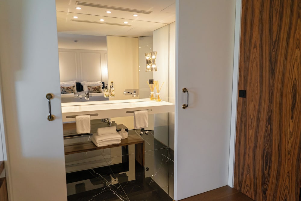 Deluxe Double or Twin Room - Photo 7