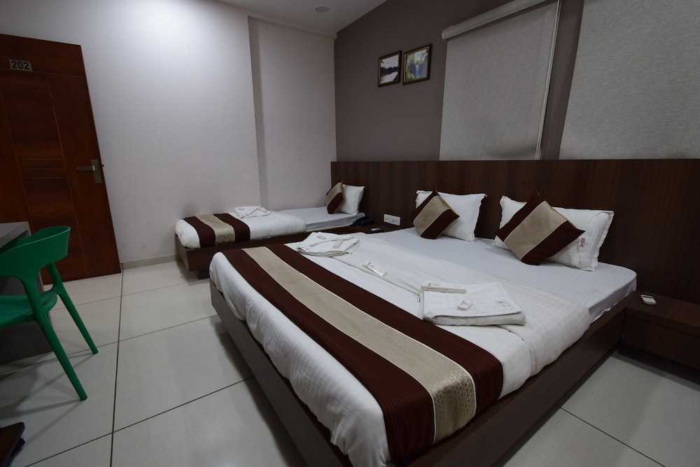 Three Bed AC Room - Photo 11