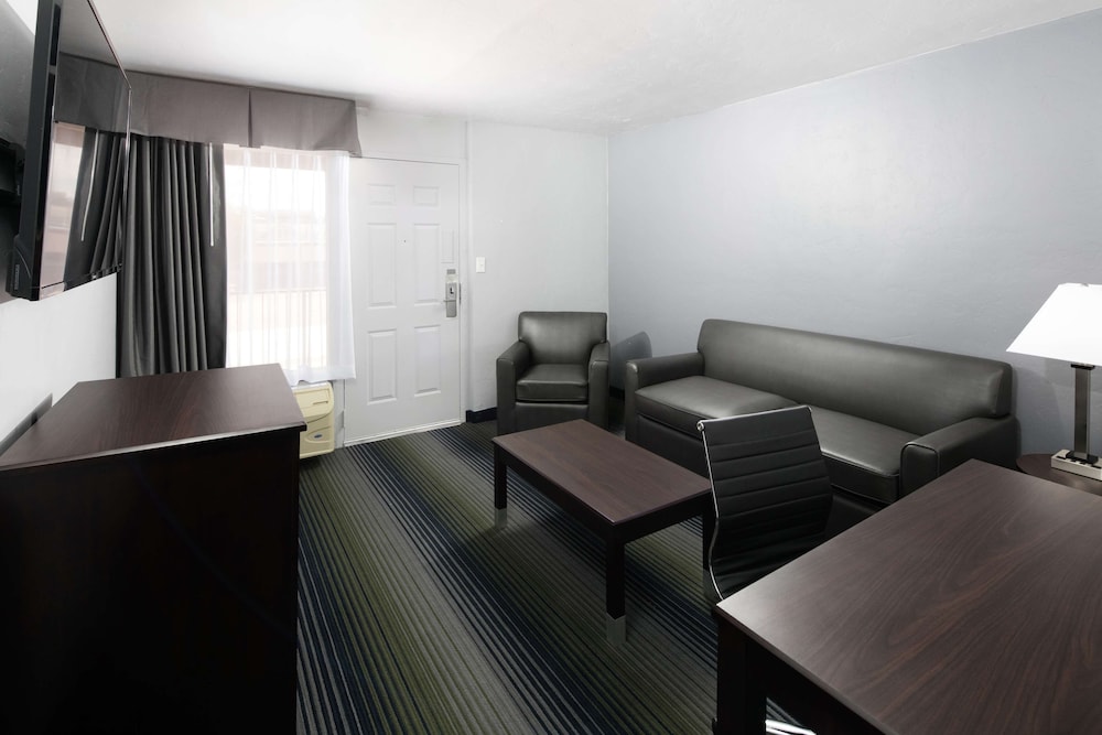 Junior Suite, 1 King Bed with Sofa bed - Photo 4
