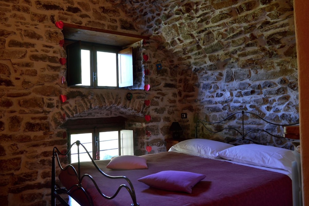 Basic Double Room, 1 Bedroom, Ensuite, Mountainside photo 2